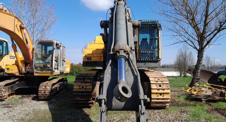 escavatore volvo ec700b